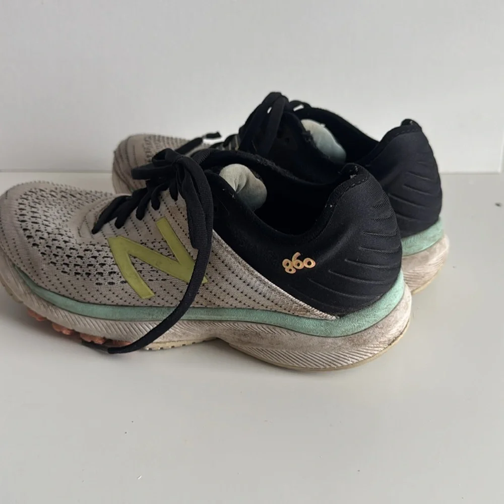 New Balance 860 Running Shoes Size 8 worn but still have some miles left in them - Picture 5 of 6